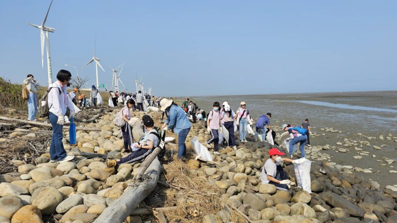 和東國小大手牽小手齊心護海洋　彰化伸港濕地撿拾海漂垃圾淨灘